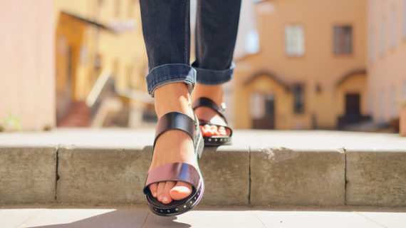 Cuida tus sandalias de piel en verano con unos sencillos tips
